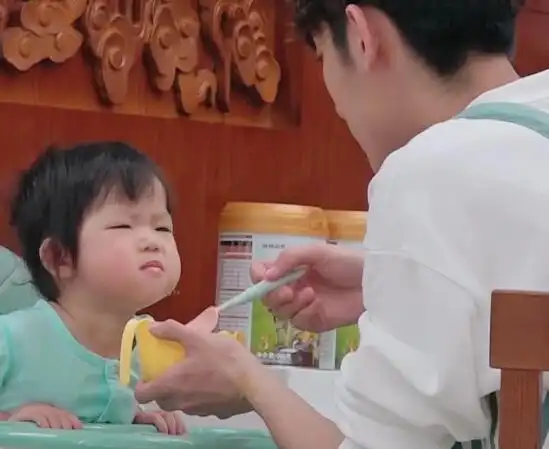 心儿因为参加综艺《我的小尾巴》被众人熟悉,虽然年龄才18个月,但能说