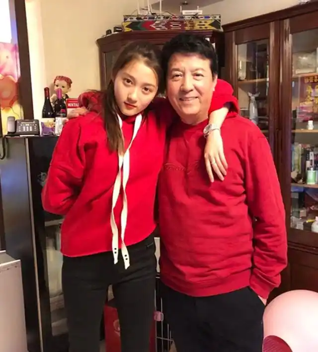 晒晒关晓彤的家,装修朴素自带老干部气息,与父母同住家教很严