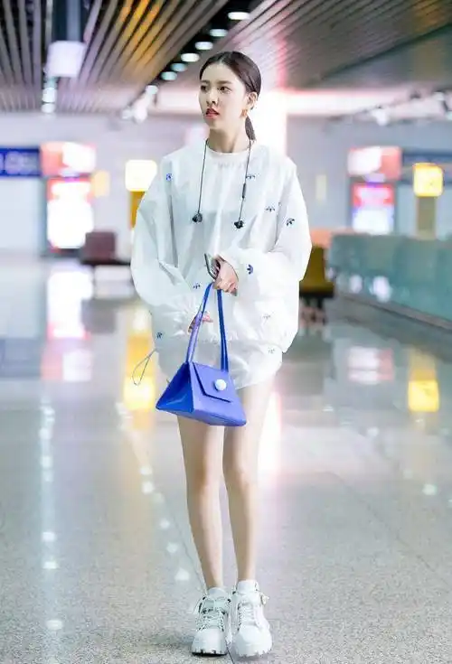 169的身高在娱乐圈里,宋妍霏也是出了名的腿精美女,所以这次的早秋穿