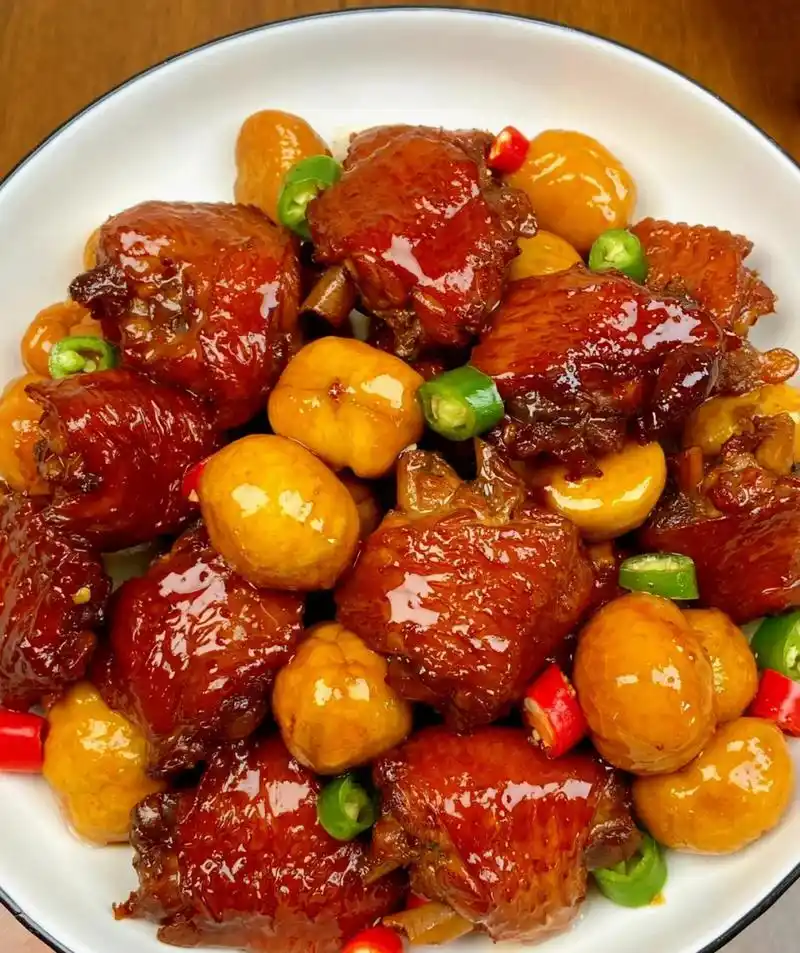 今天分享一道让人垂涎欲滴的板栗鸡翅,鲜嫩多汁的鸡翅配上甜香软糯的