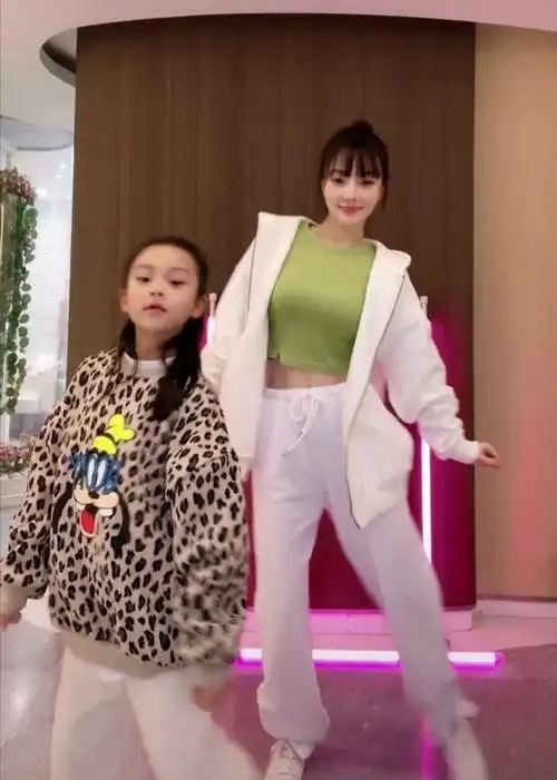 贾乃亮#又被催复婚?携#孟佳#亲密同游,网友却称女方不如李小璐漂亮