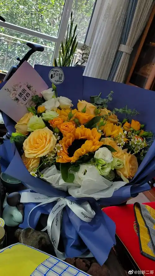 收到一对女儿的父亲节祝福,图1是大女儿父亲节送的花和信件