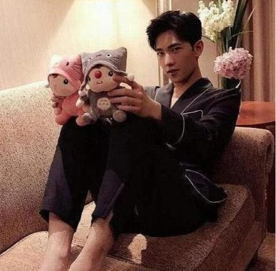 看看杨洋的豪宅设计,房子面积不大,健身都是在客厅里面的