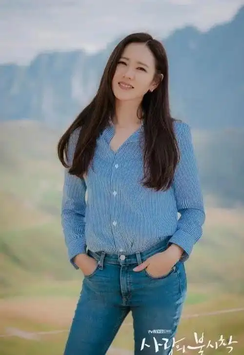 韩国女明星孙艺珍穿牛仔裤