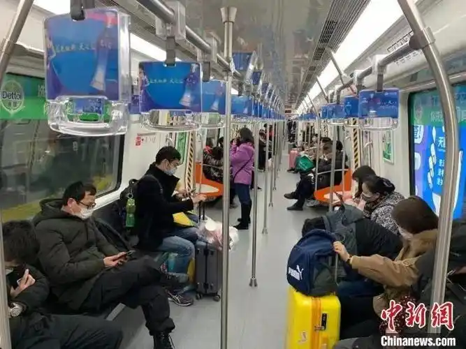 资料图:杭州地铁上戴口罩出行的民众.张斌 摄