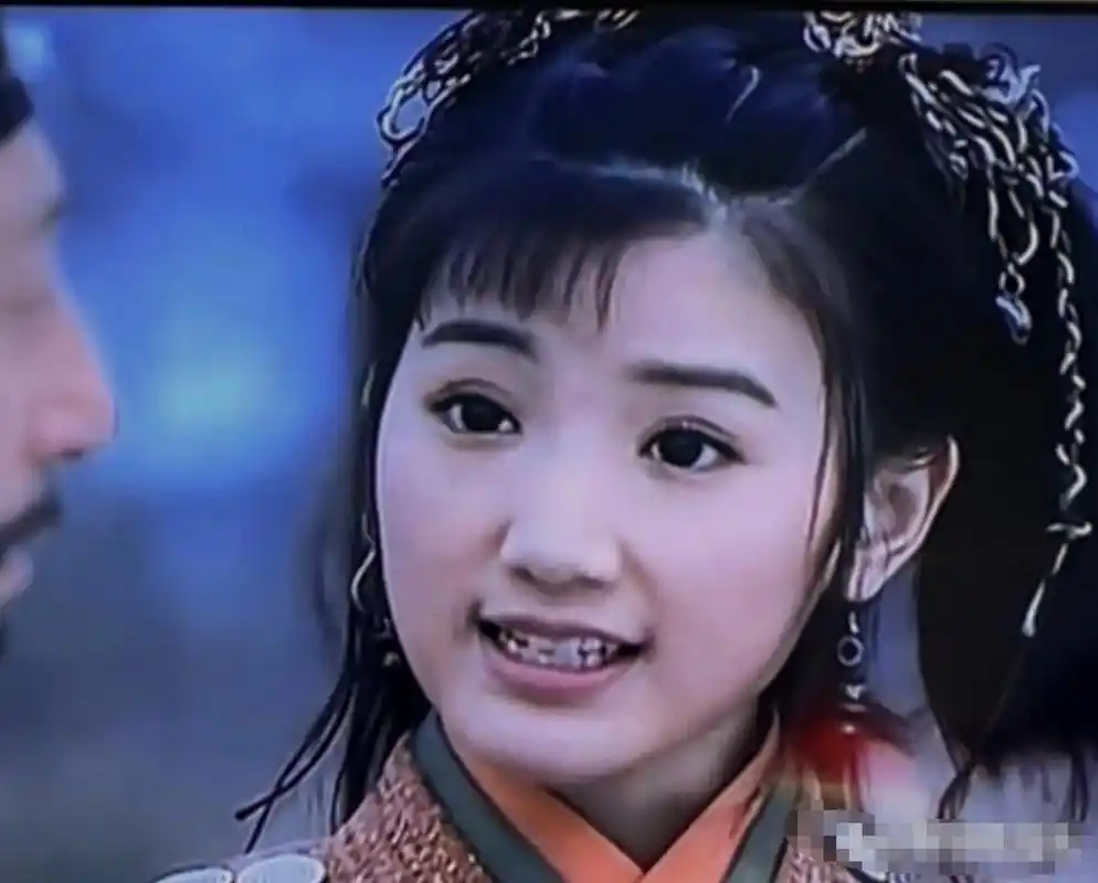 毛晓彤#   毛晓彤早期图片与现在差距好大啊,真是女大十八变,越变越