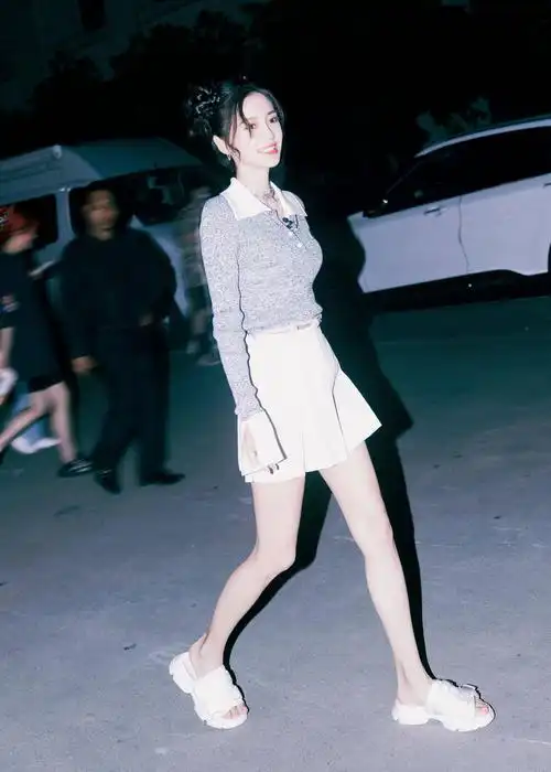 杨颖最新上班私服,白色刺绣短t搭配牛仔裤,完美展现腰线_造型