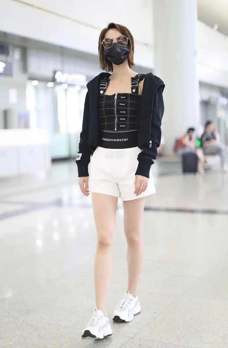 蓝盈莹街拍:smfk卫衣外套内袋方领吊带aw短裤acne老爹鞋酷女孩