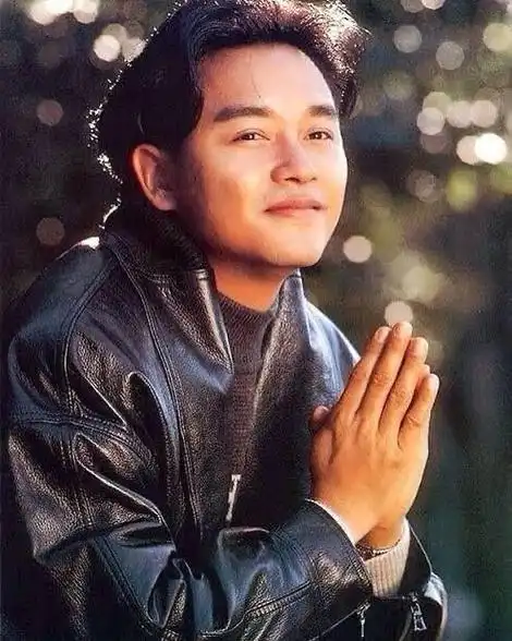 一位青涩的少年在香港电视台的选秀节目中崭露头角,他就是张国荣