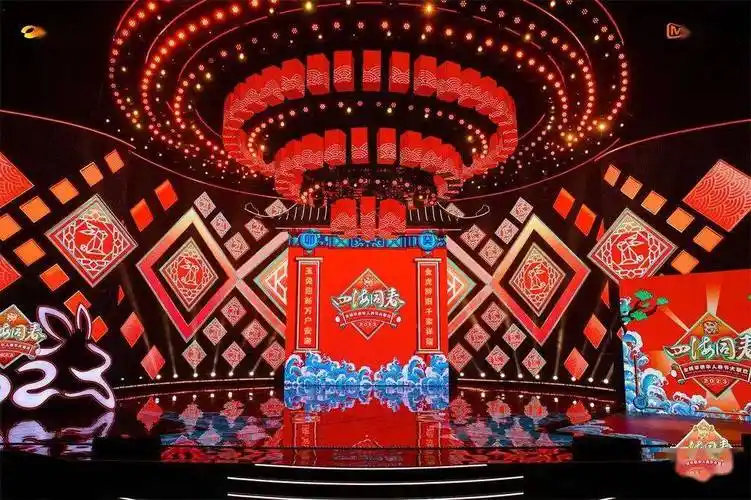 舞台上方72个数控方形led灯笼造型,搭建成多层同心圆数控矩阵装置,大