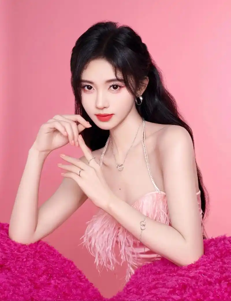 鞠婧祎粉色吊带裙写真,甜美浪漫魅力四射,太迷人了!