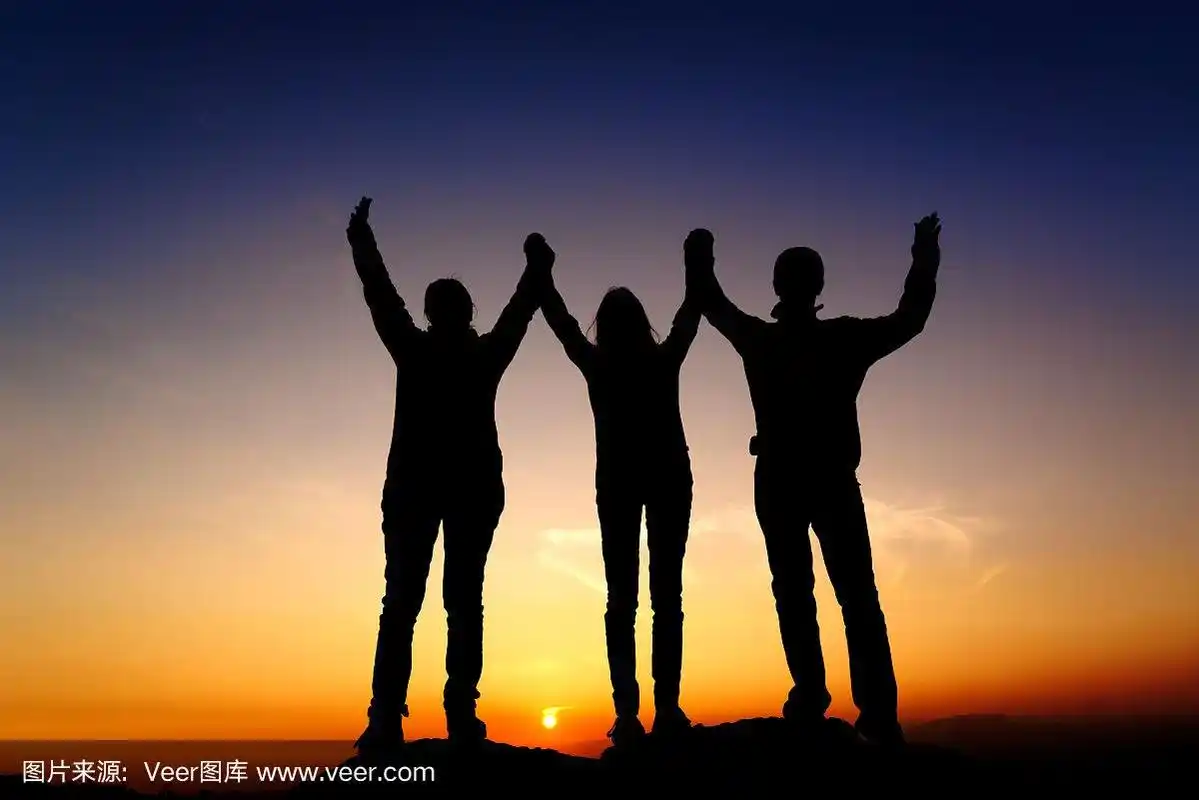三个朋友举起手臂的剪影