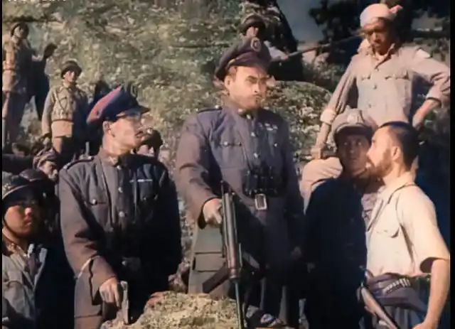 电影《智取华山》故事,两位群演坠崖牺牲,钱壮飞女儿演反派