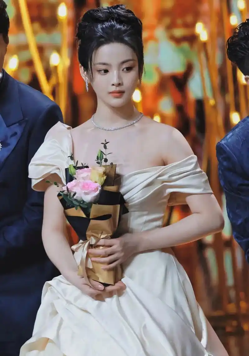 杨超越穿白色斜肩礼服裙,宛若美神降临,皮肤白嫩大秀曲线