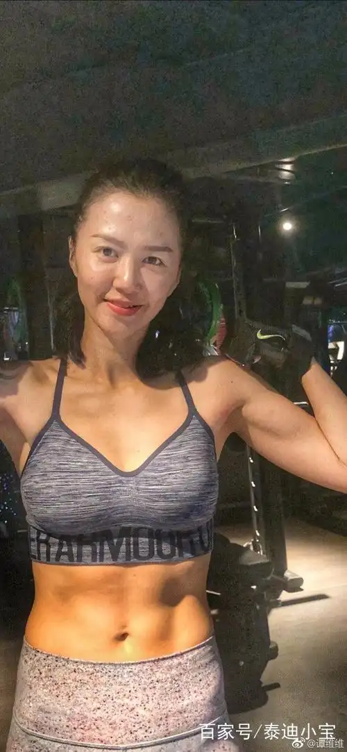 谭维维晒纯素颜健身照,四块腹肌抢镜,看呆网友