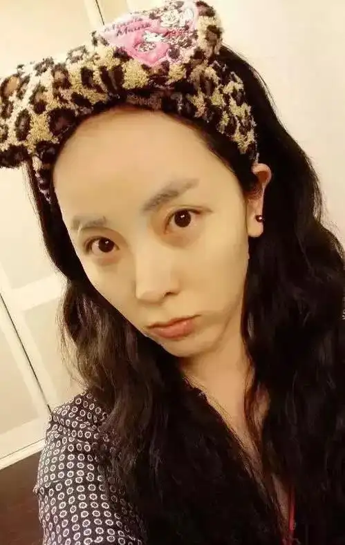 34岁央视主持人李思思,台上台下两个模样,素颜照太美了!