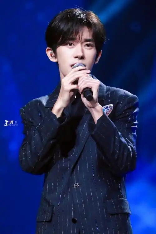 辞星海##易烊千玺于适同框照##易烊千玺不辞星海舞台#  很帅的大明星!