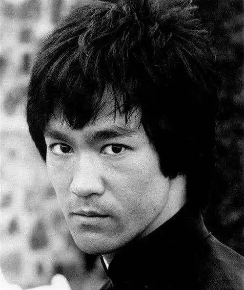 李小龙罕见旧照,一家四口老婆很漂亮,抱着女儿画面温馨_镜头_琳达