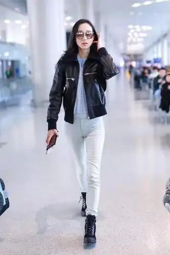 韩雪身穿t恤配撞色半裙高雅显气质,而皮夹克配紧身裤帅气潇洒!