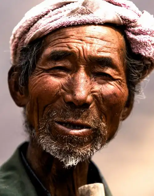 引导调整12: 由于人物属正面动态,故宜以头像特写处理,同时裁剪掉白