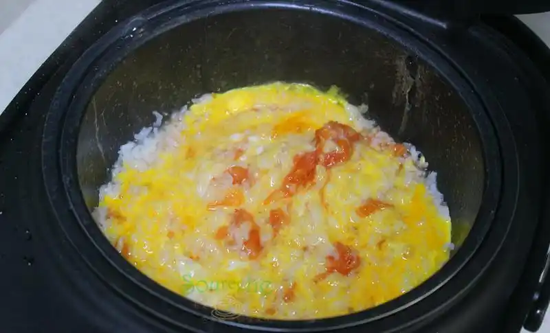 1个西红柿2个鸡蛋,放入电饭锅加一杯大米,焖一焖,太香了!_步骤
