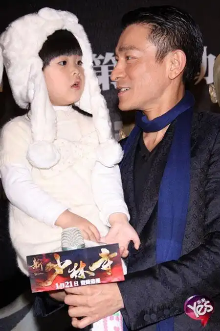 刘德华亲证娇妻怀孕4月 准爸爸春风得意 笑容难掩