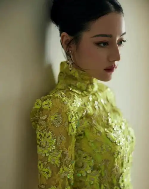 热巴今日造型才是真牛穿丑衣服亮相把露背旗袍完美hold住太美