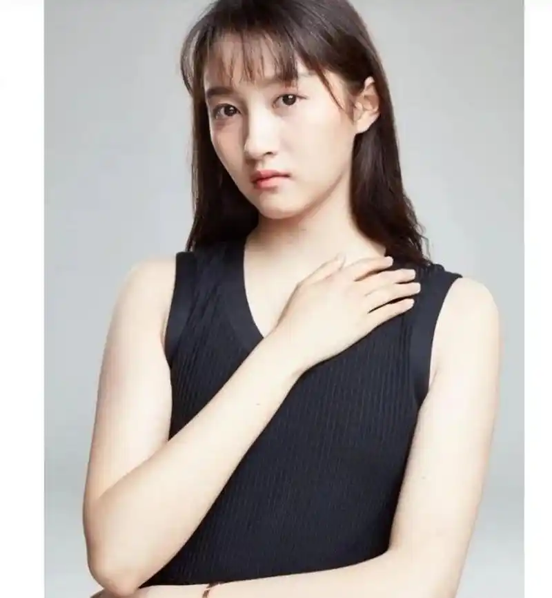 几年前的关晓彤曾经被拍到几张素颜照片,那时候的她五大三粗,身材相对