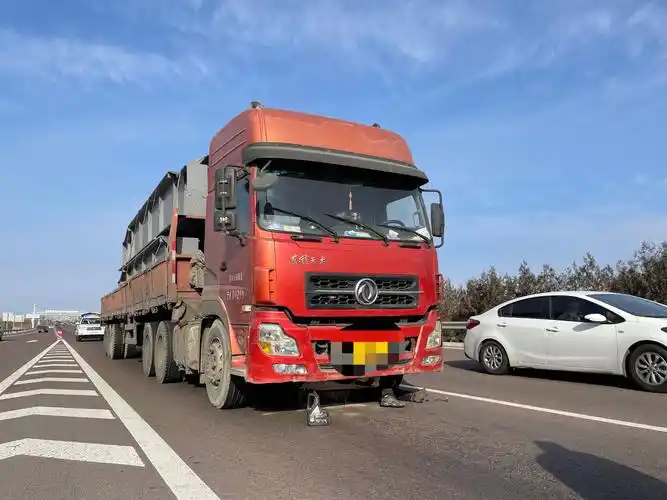 行车道内修理大货车高速交警紧急处置