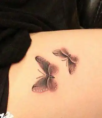 女孩子腿部小巧的一款黑白蝴蝶纹身图案