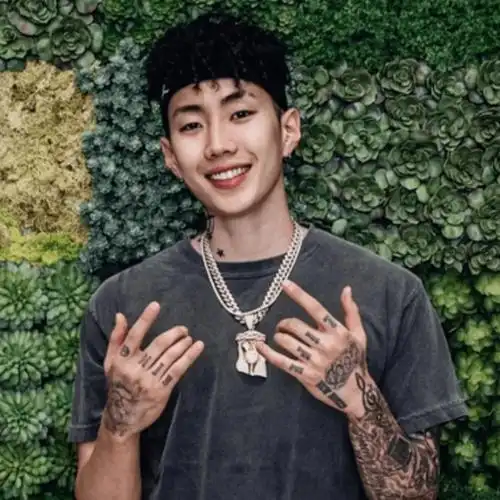 过去之后我发现我有过一瞬间就不喜欢他了//粉丝点赞第二名:朴宰范