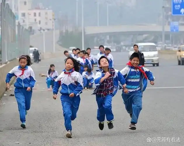 小学生走路上下学也要戴头盔,层层加码下的荒诞