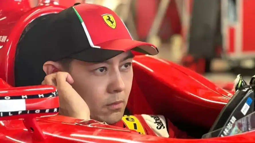 林志颖车祸后再度开赛车!穿红色赛车服好酷炫,脸部变化大引争议