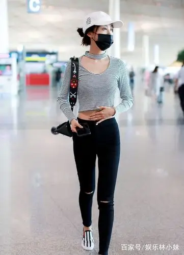 李菲儿太少女了,机场搭配尽显高级感,解锁新时尚