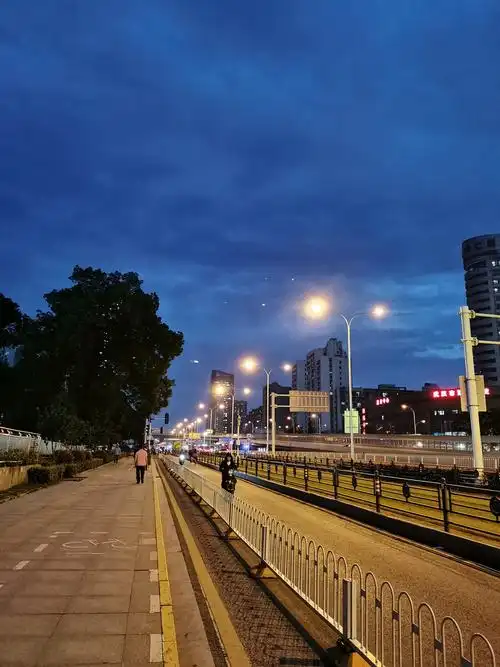 我眼里的武汉啊城市的晚上色彩对比绚烂又零零散散