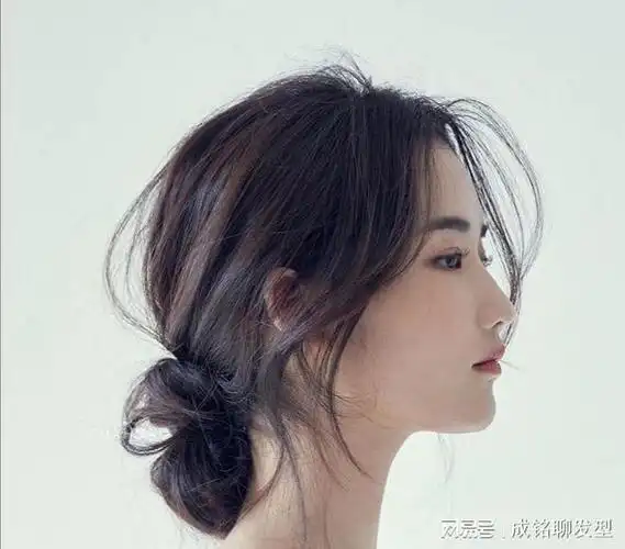 就可以加入刘海或者是碎发,呈现出慵懒的风格,而这样的低丸子头,更加