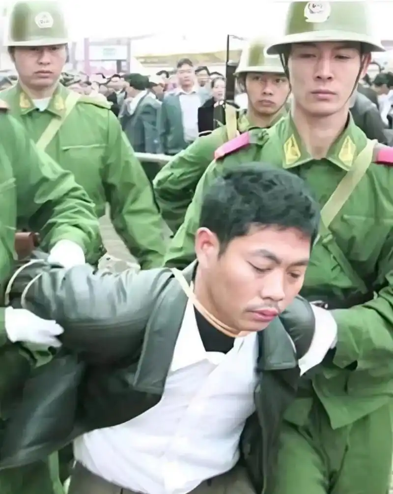 2003年1月,广州湛江公审大会,黄湖被判死刑,即将押往刑场!