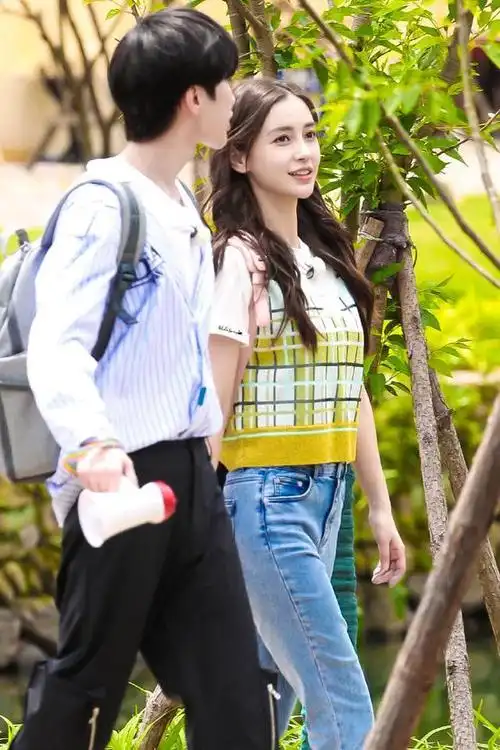 angelababy和蔡徐坤走到一起,蔡徐坤也背着书包,这俩人走在一起更像是