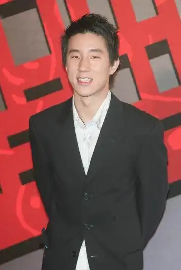 房祖名短发精神百倍走过星光大道