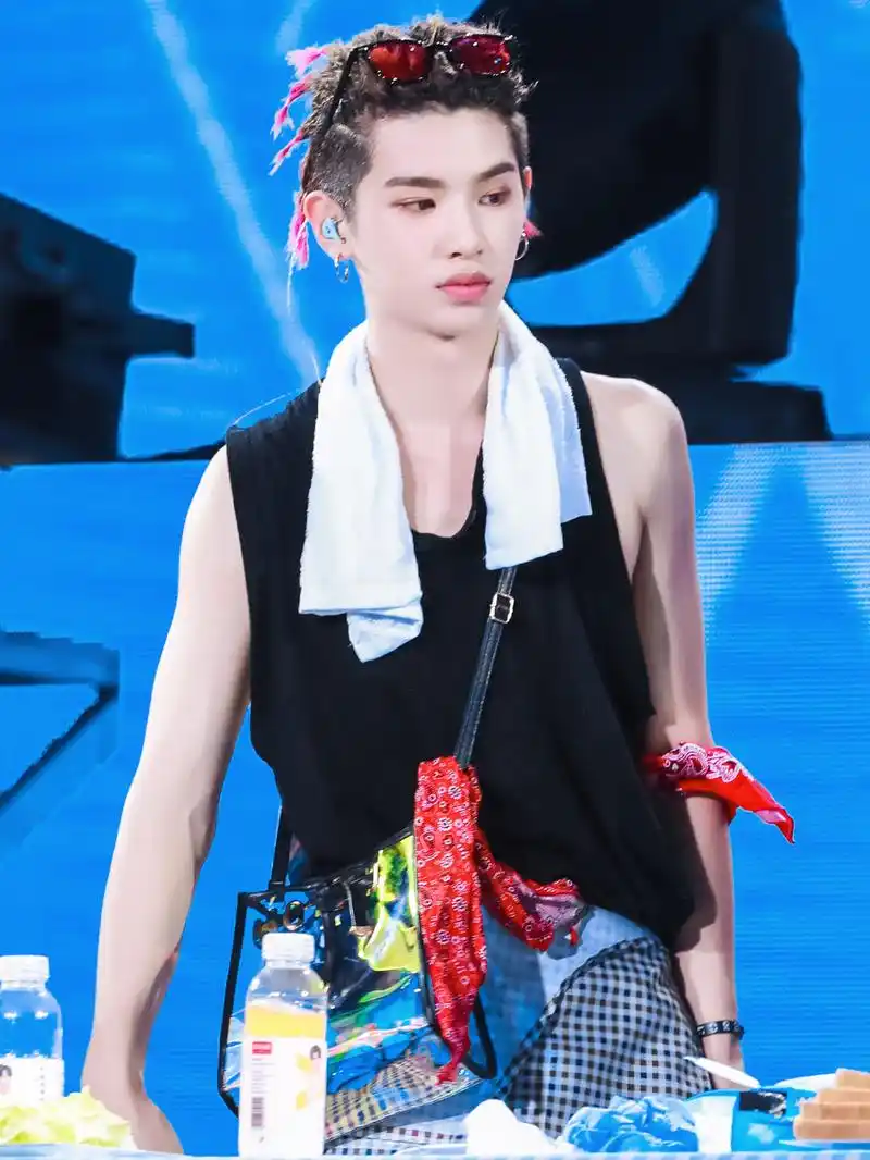 justin爱的红丝巾,小鬼王子异戴头上,林彦俊坐屁股底下?