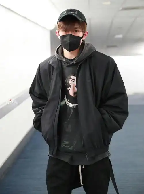 易烊千玺机场休闲风##易烊千玺项链叠搭