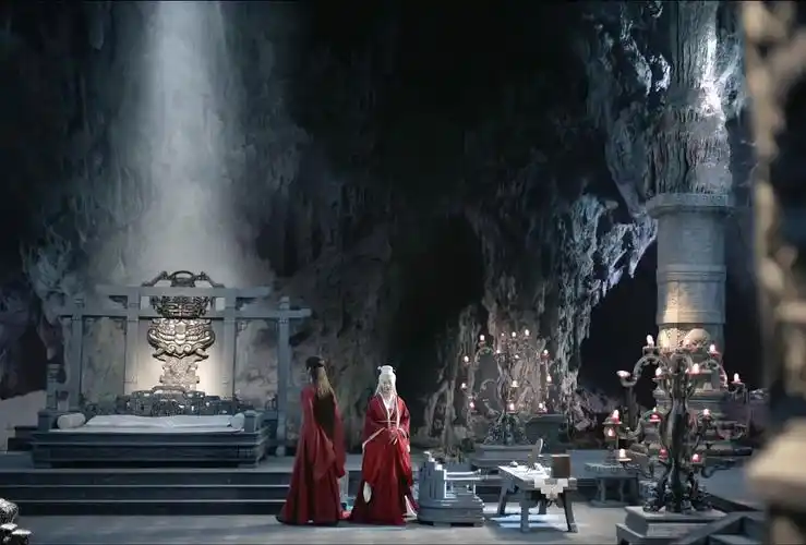 在正式的父母亲被杀死之后,温客行的监护人以鬼谷的统治者:鬼主,以及