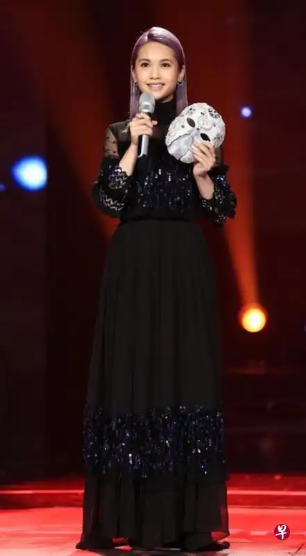 杨丞琳(左图)以高贵"钻石女士"面具出场.(互联网)