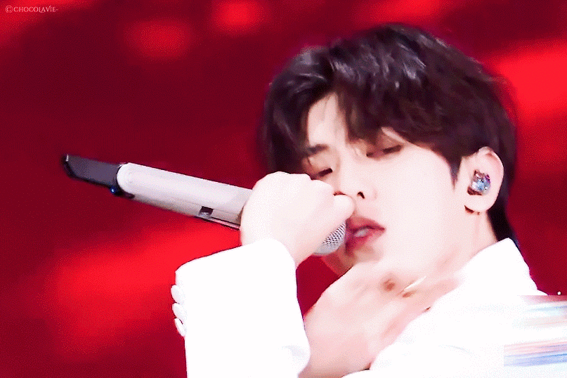 蔡徐坤国外演唱会如期举行,女粉丝喊话"多大点事""我爱你"