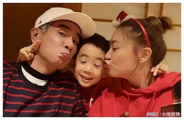 陈小春晒全家福贺新年,二胎儿子正脸首曝光,和哥哥长得超像