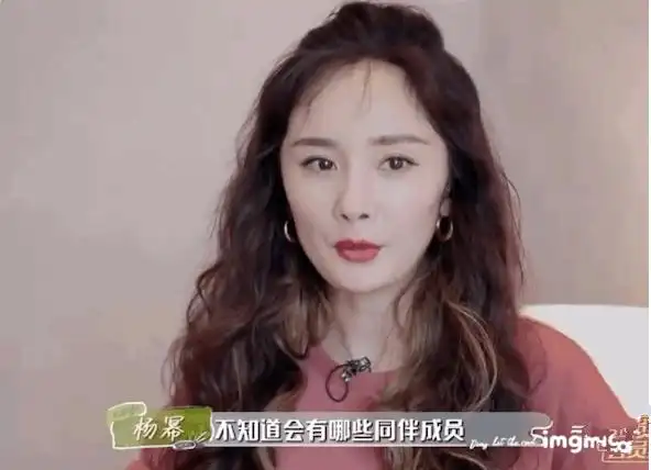 杨幂老了还不承认脸凹陷干干巴巴的伪装成少女脸像四十多的