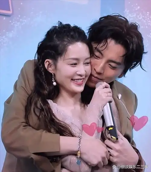 他的另一只手一直在不停地在李沁的手臂上轻轻摩擦;李沁的脸上呈铣鲻