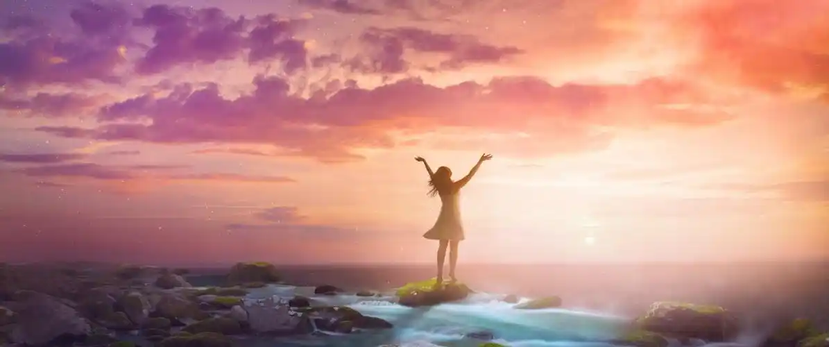 女人举起双臂海边日出唯美风景图片