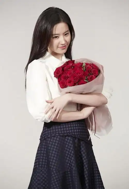 十年前的刘亦菲十年前刘亦菲和韩国明星李敏镐一起拍的锦湖轮胎广告