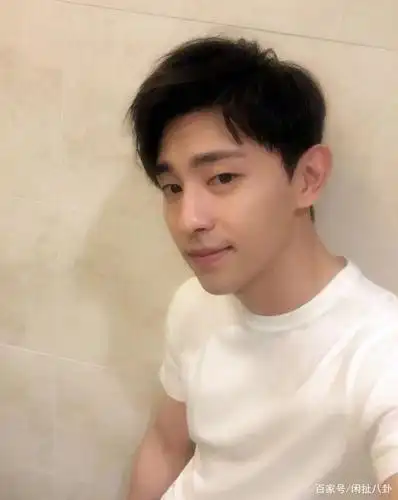 邓伦的这张像不像邻家大男孩?